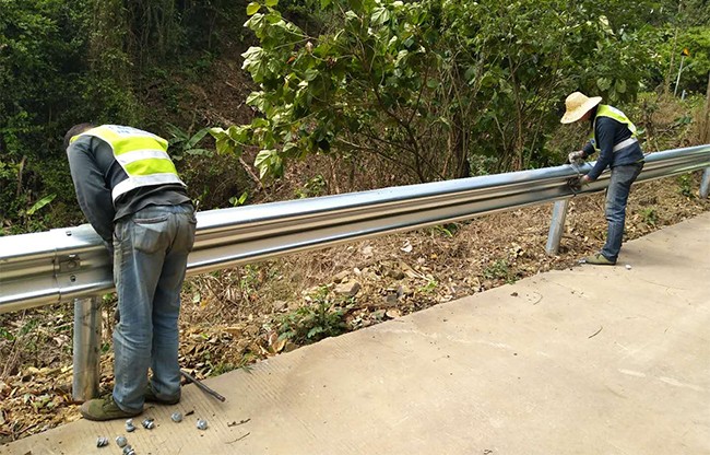 佛山高速公路护栏的定期维护与保养